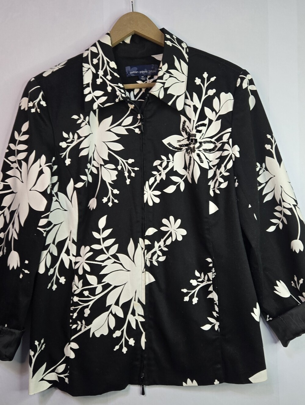 Susan Graver Size M Black&White Floral Zip-up Jacket/Blazer, Bead Detail